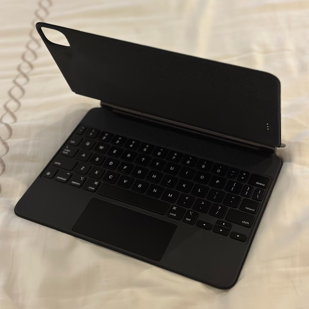 Magic Keyboard for iPad Pro 11-inch (4th gen) and iPad Air (5th gen) - With Box